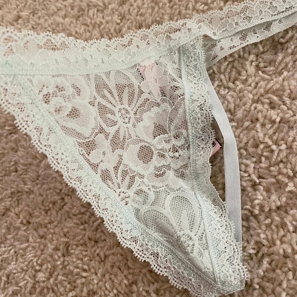Victoria’s Secret Lace V String Panty NWOT - Picture 3 of 3